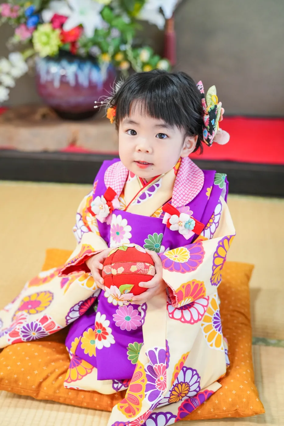 和室で被布の着物を着た3歳の女の子の七五三写真