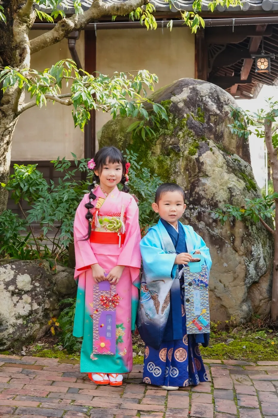 古民家の庭で撮影した7歳女の子の帯着物と弟