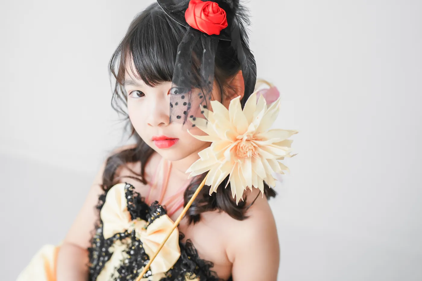 黒いドレスと花の髪飾りで大人っぽく撮影した女の子