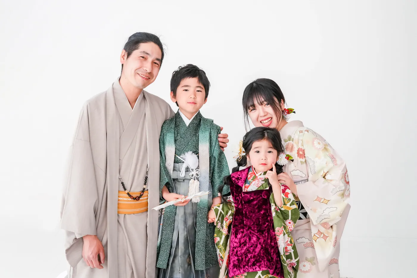 白いスタジオで撮影した七五三の家族写真(パパ・ママ・きょうだい)