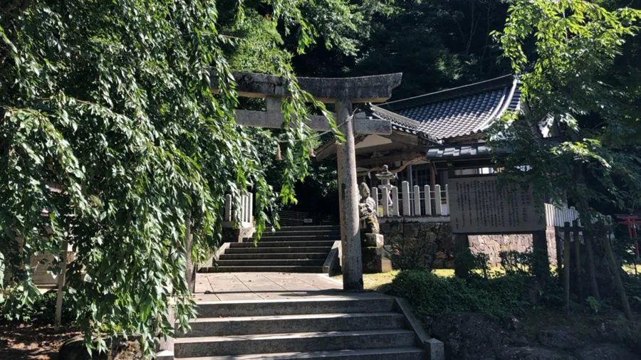 絹巻神社の外観
