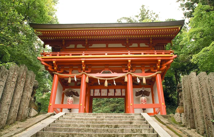金刀比羅神社の朱色の門