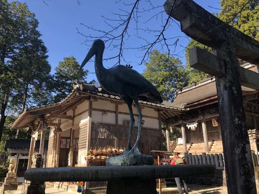 久久比神社の境内とコウノトリの像