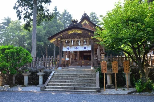 石段の上に建つ宇倍神社の社殿