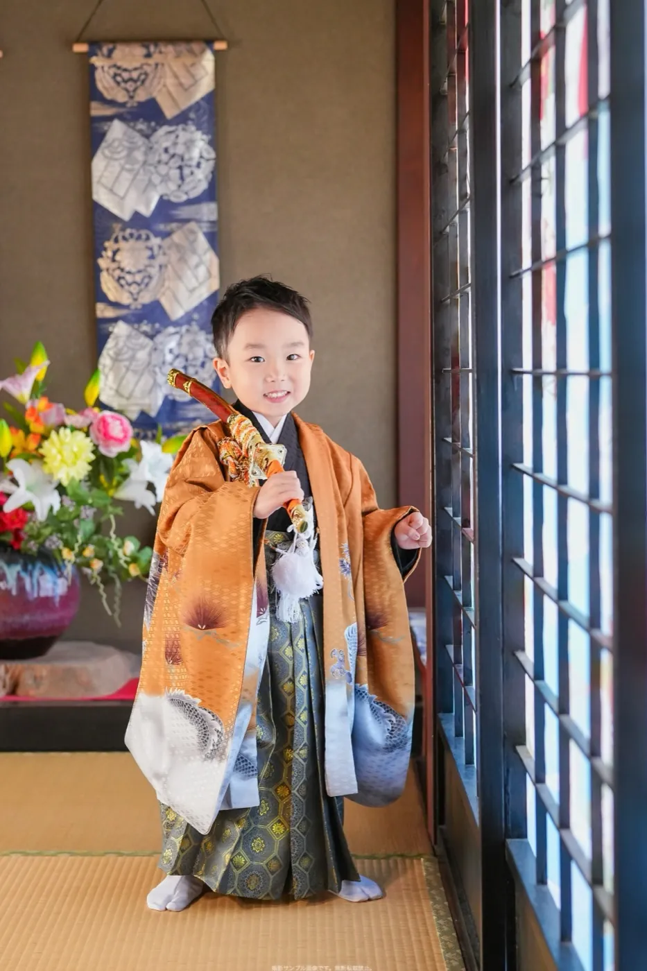 アンティークの和室の窓辺で撮影する5歳男の子