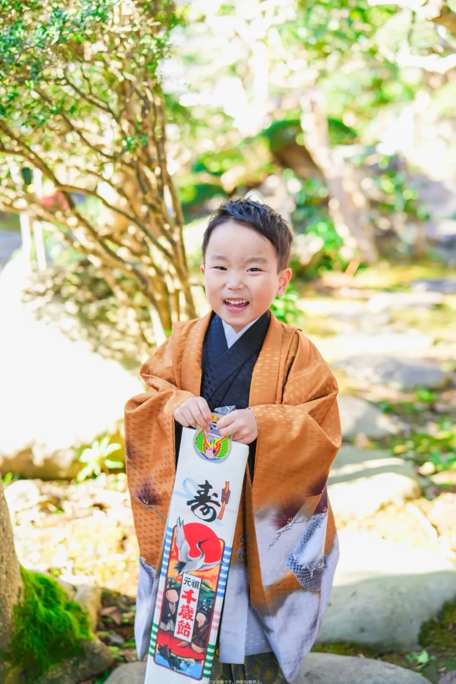 千歳飴を持って笑う5歳男の子
