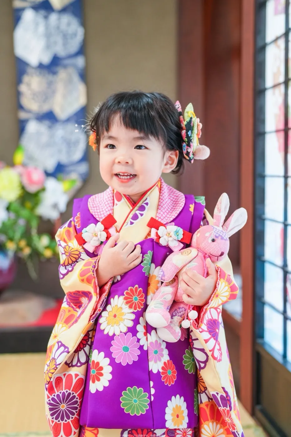 うさぎのぬいぐるみを抱く3歳女の子
