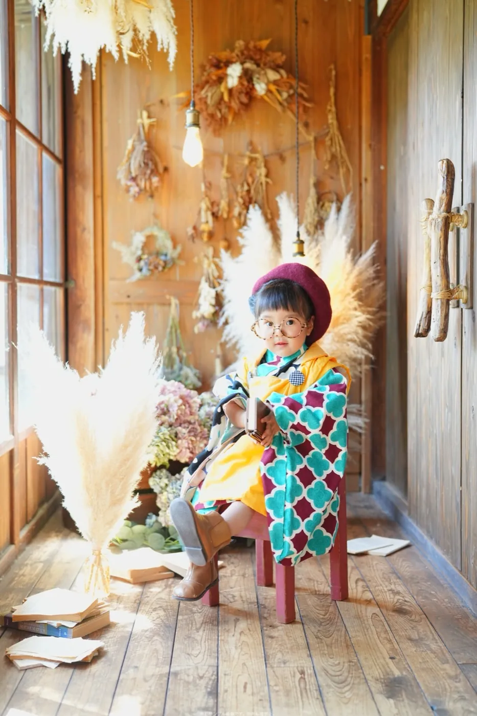 縁側の椅子に座るレトロコーデの男の子