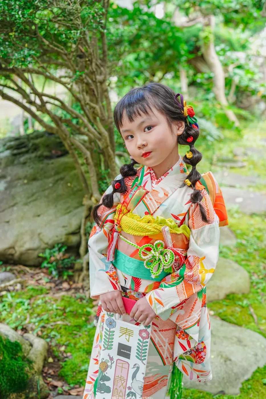 古民家の庭で撮影した7歳女の子の帯着物姿