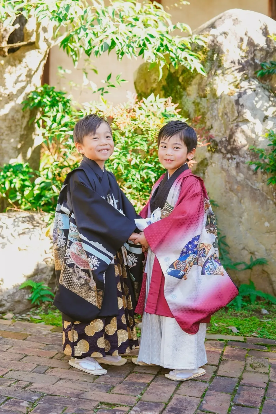 お庭で並ぶ袴姿の兄弟