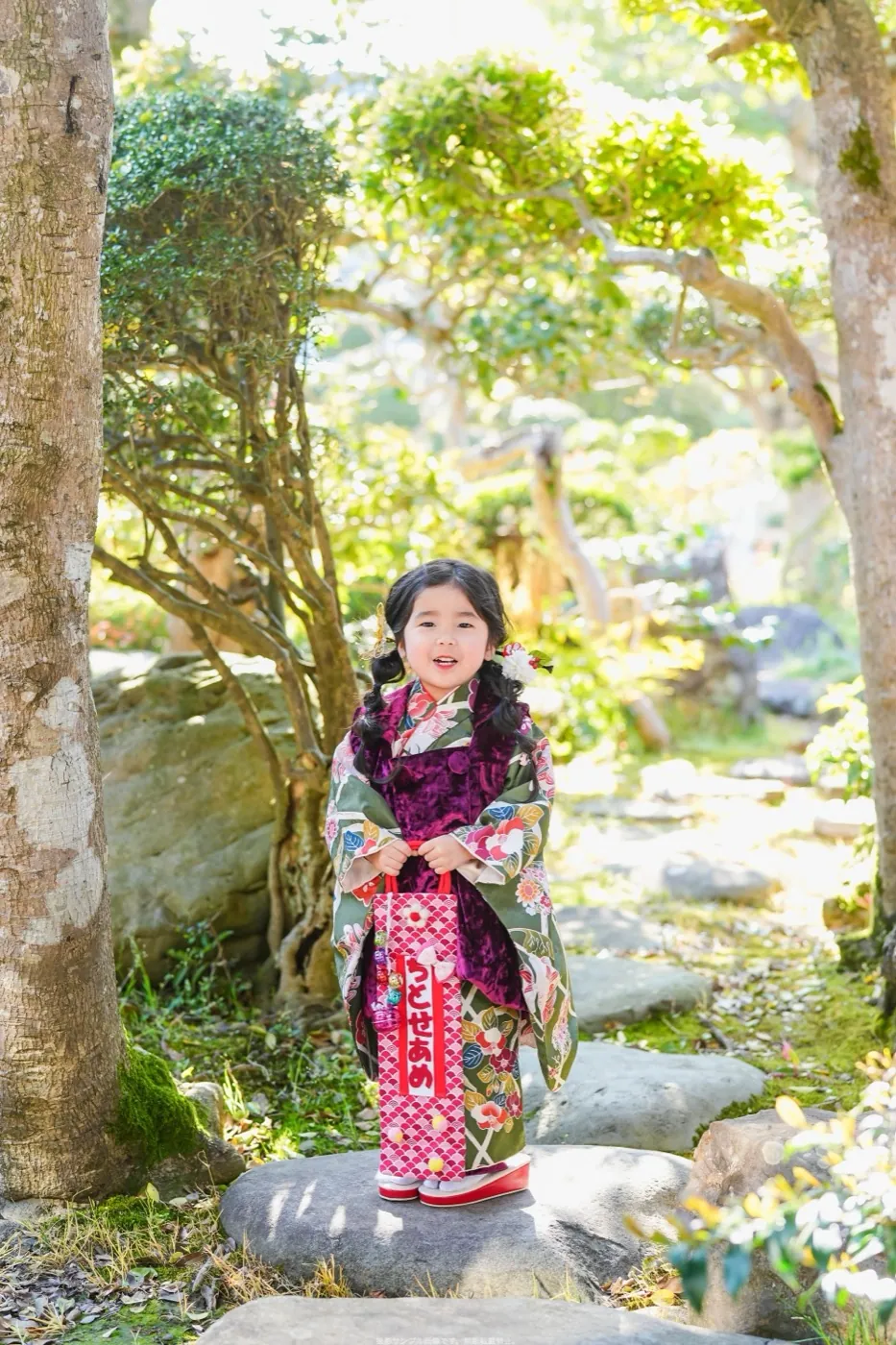 緑あふれる日本庭園で撮影する7歳女の子