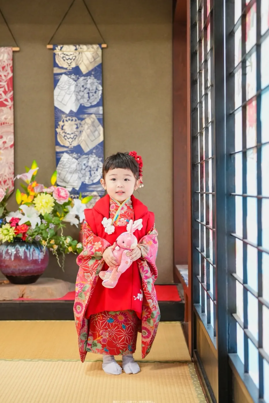 和室で赤い被布を着た3歳女の子