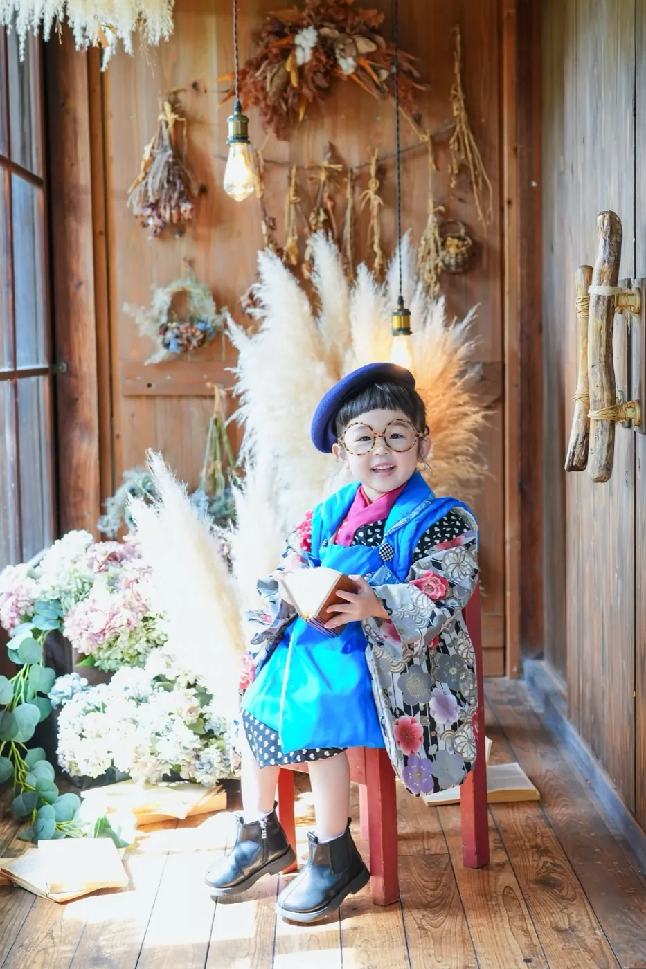 レトロなお部屋でベレー帽の女の子