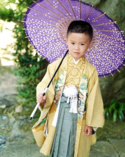 ️ゆうとクンの七五三️撮影に関するお問い合わせ、ご予約受付中です️️感染予防対策の為、貸し切りで撮影しております見学ご希望の方は予めお電話等でお知らせ頂けますとご案内しやすいです️LINEやメッセージからのご質問もオッケーです️暑い中、何度もご来店頂かなくても良い様に、お衣装選び等ご自宅でして頂けますので撮影を楽しむだけ毎年あなたの記念日はやってきます️安心撮影でご案内️価値あるものを持って帰って頂けますように️️毎日ご予約受付中です️みんなの笑顔に会えますようにゆうとクン凛々しく迎えた七五三です️ママが一生懸命お衣装選びをしてくれました️七五三らしい七五三。日本の文化を大切に思い、しっかり残してあげたいママのお気持ちは、ちっくたっくとフィーリングが合う七五三、最近おしゃれを気にするあまり、スタジオ撮影も徐々に風潮が変わってきています。ちっくたっくは、イマドキは2着目でおしゃれに撮影するスタイルです古き良き時代の本来の七五三をしっかり残してあげることで、風潮に左右されない何百年先でも楽しんで頂けるものが仕上がります️2着目は、イマドキ最先端🕺ゆうとクン、お兄ちゃんと2人でパリッと袴着を立派に迎えてくれましたね️とってもおりこうさんなお2人️優しく見守ってくれたパパ、ママ️大切なお時間を、ステキなファミリーとご一緒させて頂けました改めましてありがとうございました️暑い夏となりましたが、七五三をお祝いするには太陽も元気に応援してくれるとっても縁起の良い日になりました️健やかな成長を願って️ちっくたっくもお二人の成長を楽しみにしています️ステキな笑顔、カッコイイ和服姿そのどれもが、あなたが主役の大切な記念日ですゆうとクン七五三おめでとうかわいい笑顔をいっぱいありがとう🥰また会える日を楽しみにしています️＊フォトスタジオ　ちっくたっく︎0796-26-5656 (Instagram)