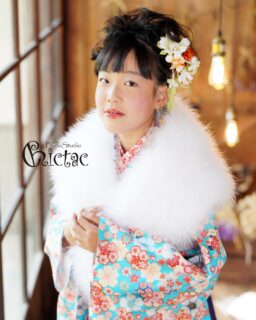 わかなチャンのととせの祝い暑い日が続いていますが、この夏をみんな上手に乗り切っている様子です️毎日忙しい中お家の方にはお子様の記念日をご予定頂きありがとうございます️気が抜けない世の中にはなっておりますが、ちっくたっくも貸し切り撮影を強化しながら今しかないお子様の記念日を、楽しんで頂けるよう努力しています🕰去年延期にしていた七五三撮影や、やっぱり残しておいてあげよう️ってご来店されるお友達も増えています️残してよかったな️の声続々🥰是非ご検討頂き、一緒にお祝いさせてくださいね️️ご予約毎日受付中です️みんなの笑顔に会えますように優しさ溢れるふんわり笑顔のわかなチャンのととせ（10歳）記念日ですほんわりとしたかわいらしい女の子でした️成長期の真っ只中、成人までの折り返し地点に立たれた今、もぅすでにキッズ期も後半といったところ。いつもの幼さを見事にひっくり返してしまう程の可憐な和装姿に、パパ、ママも嬉しそう＆感動された事と思います️立派にしっかり成長されてるわかなチャン️スラッとした美しさが羨ましいなぁスタッフとも仲良くなってくれました️とっても可愛くって、愛情いっぱい育った様子が分かります️決して満足とは言えないであろう、今のソーシャルな学校生活も楽しいよ❣️って充実してる感じ不便な中でも、自分なりに上手に楽しめている事に、柔軟な能力を感じます将来に期待しかない❣️大切に持ってる鞄の中から、ママ手作りのクマさんが出てきました🧸ママは、型もとらずに作ったから恥ずかしいよって言ってましたが、とっても可愛くって世界に一つだけのわかなチャンのクマさんですもちろん本人の超お気に入り️写真も撮らせて頂きました。3枚目picこれがまた映える❣️カントリー感こうして今大事なものを永遠に綺麗なままで残せるのも撮影の醍醐味ですね️パパも、優しくって、一段とお姉さんらしくなった娘さんを見て感極まる様子🥺分かります️分かりますよ❣️その気持ち寂しさ半分、嬉しさ半分、感動2倍ってところじゃないでしょうか️️こうしてわかなチャンファミリーのたくさんの優しさに包まれた撮影も、ママの明るさの応援もあり楽しく過ごさせて頂きました️20歳になったら、また撮影したいなぁ🥰また節々でご一緒させて頂けたらなぁって思います️わかなチャンととせの記念おめでとうこれから歩く幸せの道、家族で手を取りあって、笑顔で歩んでくださいね️ちっくたっくも応援していますまた遊びにきてね️＊フォトスタジオ　ちっくたっく︎0796-26-5656 (Instagram)