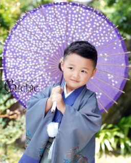 ️るかクンの七五三️たくさんお問い合わせ頂いております️９月、１０月、１１月のご予約たまわっております️直接ご都合の良い日をお問い合わせ下さいお電話、LINE、メッセージどこからでも話しかけてくださいね❣️️毎日ご予約受付中️みんなの笑顔にあえますようにるかクンの七五三撮影です📸あっとゆうまに、５歳の袴着を迎えたるかクン️久しぶりに会ったら、おしゃれかわいい男子を保ちながら、健やかに成長していましたママ達も元気にご来店です🥰くすみ系のお色の着物をチョイスとってもよく似合っています❣️和傘とのコラボ☂️最高に映えたので、まん丸和傘を一枚目picに️おしゃれBOYは2枚目pic️おもちゃで、遊びたい❣️でもちゃんとしなくちゃっ🕺て、おもちゃ箱の誘惑に負けずに頑張ってくれましたね️身長も伸びて、ひとまわり大きくなった️ママからいっぱいの愛を受けて、すくすく、のびのび〜って成長している様子、相変わらず愛らしいるかクンの笑顔に癒されたとってもステキな記念日でした🥰今ってゆうときは、当たり前のことながら今しかありません。その今を残しておくことの大切さ将来、この今が、改めて見返してもらえるとき、その価値は何百倍です貴重な今をご一緒させて頂きありがとうございました️るかクン七五三おめでとう元気な笑顔で、健やかな成長祈願かっこよかったよ️また会いにきてね️️️＊フォトスタジオ　ちっくたっく︎0796-26-5656 (Instagram)