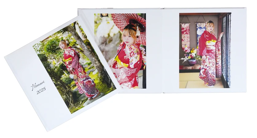 フォトアルバム6Pの見本。白い表紙と、振袖のお写真が入った見開き